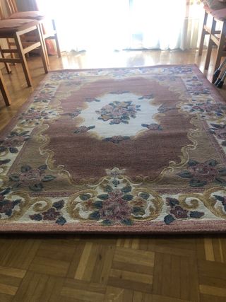 Alfombra floral marrón y rosa