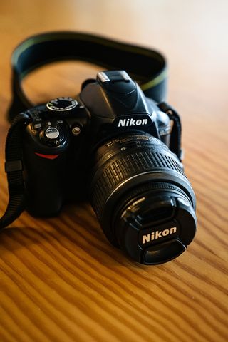 Nikon D3100 con lebre 15mm-55mm. Toma fotos PRO