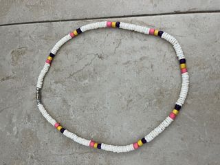 Collar con cuentas blancas y de colores