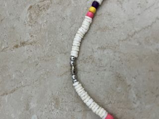 Collar con cuentas blancas y de colores
