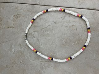 Collar con cuentas blancas y de colores