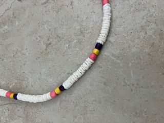 Collar con cuentas blancas y de colores