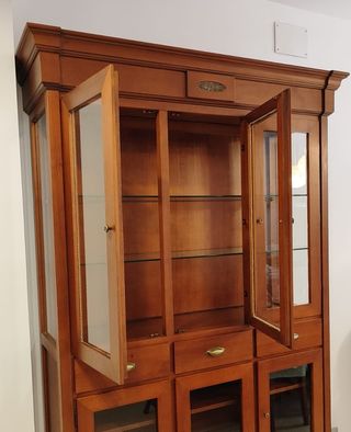 Vitrina de madera estilo colonial