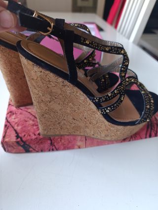 Zapatos cuña negros brillantes