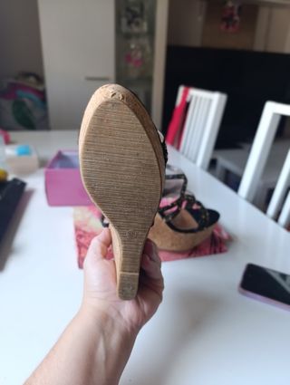 Zapatos cuña negros brillantes