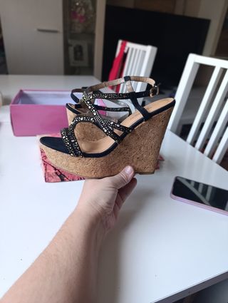 Zapatos cuña negros brillantes