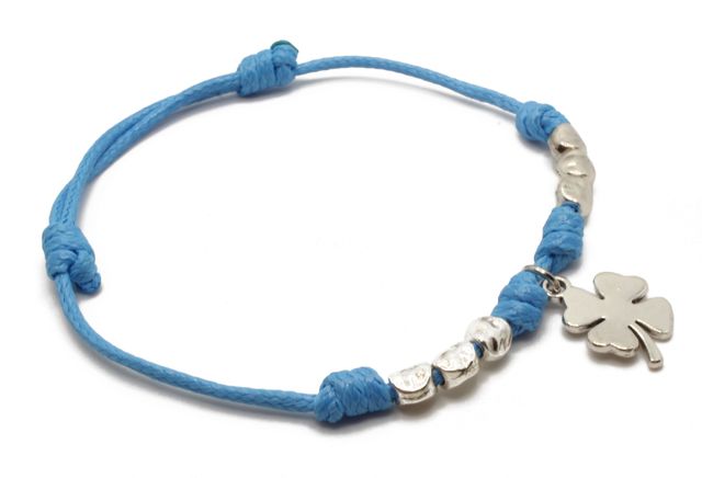 Pulsera de hilo azul con colgante de trébol