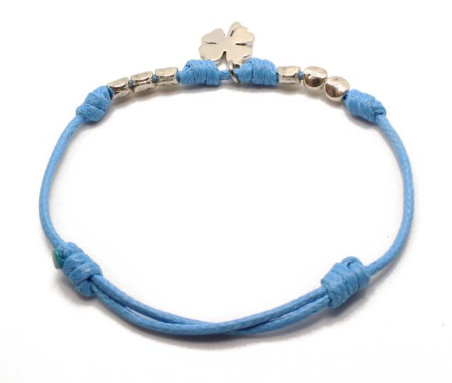 Pulsera de hilo azul con colgante de trébol