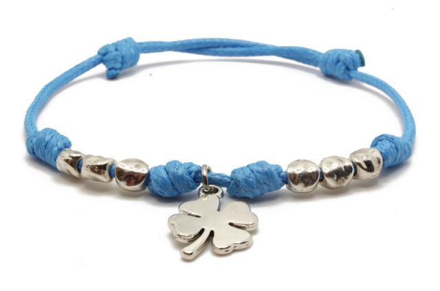Pulsera de hilo azul con colgante de trébol