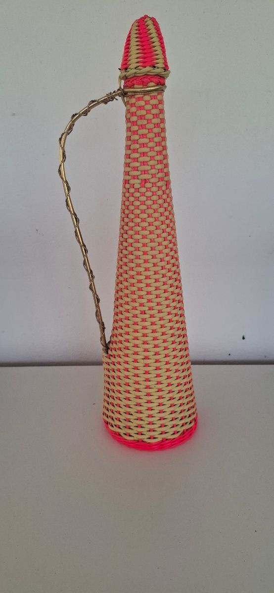 Botella vintage mimbre rosa