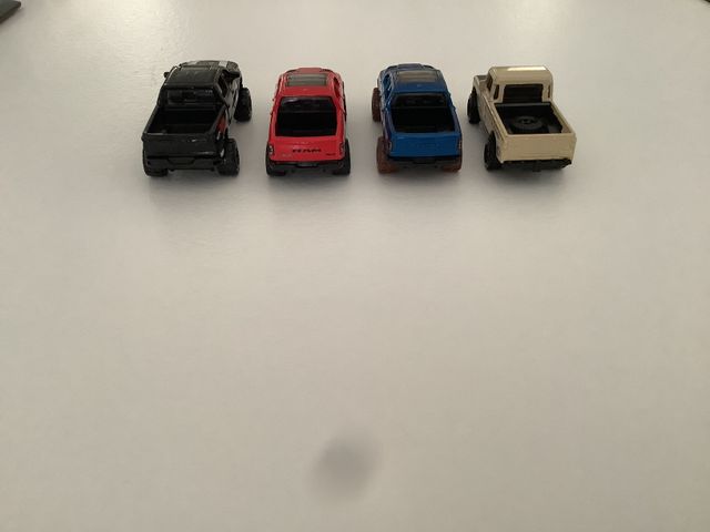 4 Miniaturas pickups- Ram, Chevrolet, Land Rover