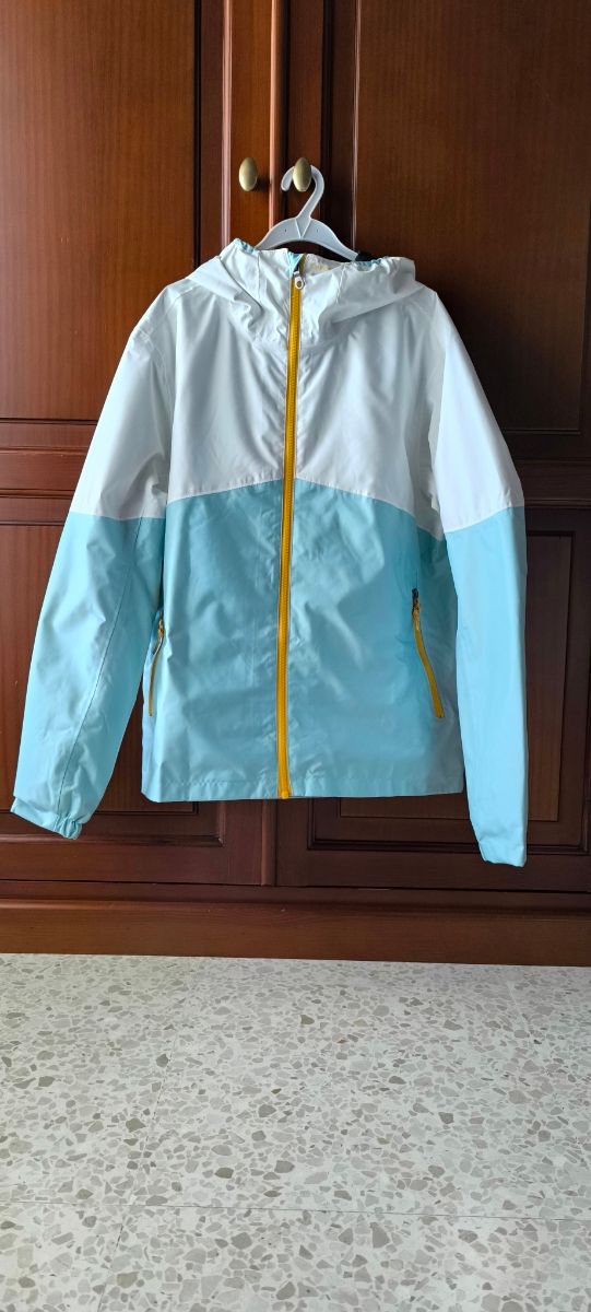 Chaqueta de niña impermeable.
