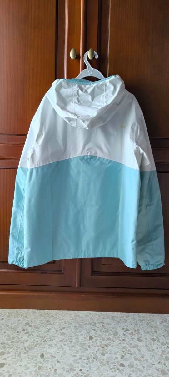 Chaqueta de niña impermeable.