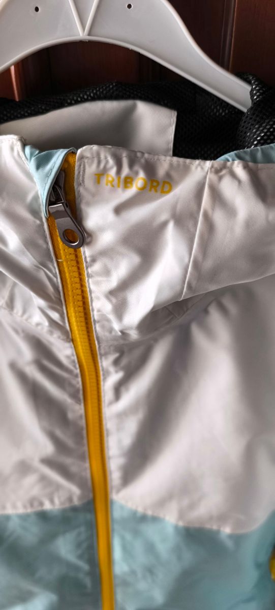 Chaqueta de niña impermeable.