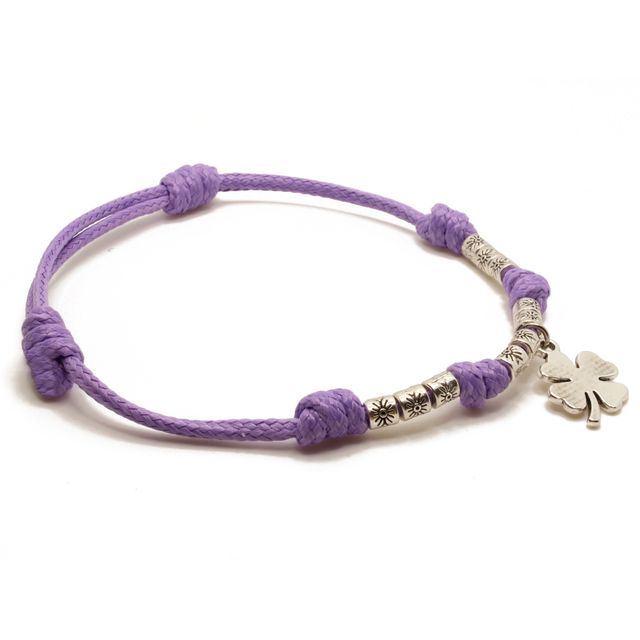 Pulsera de hilo morado con colgante de trébol