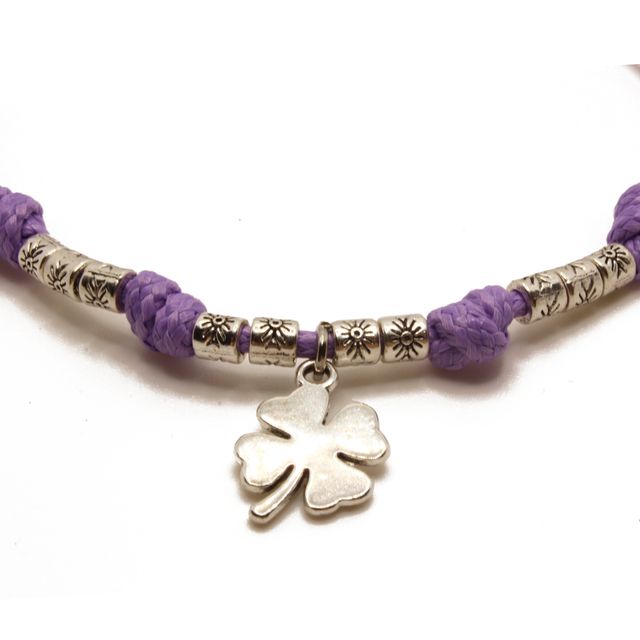 Pulsera de hilo morado con colgante de trébol