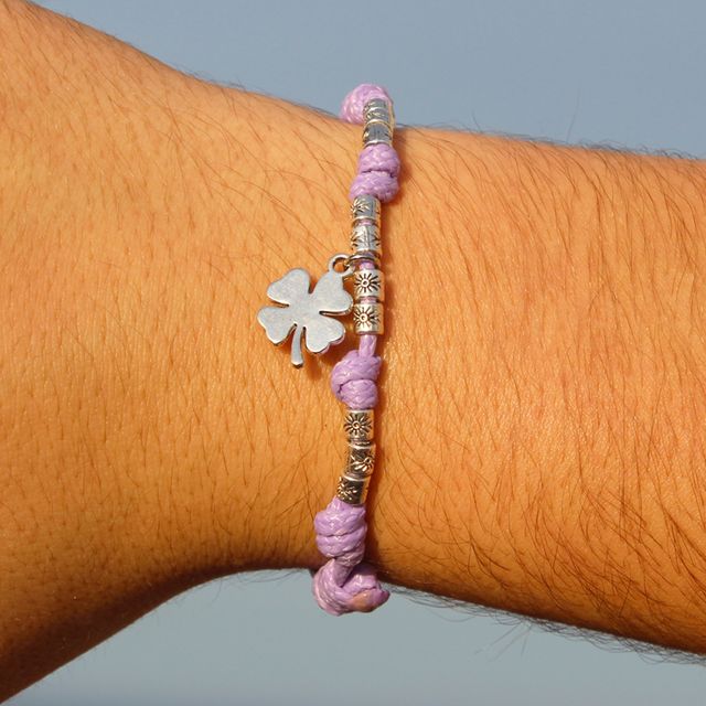 Pulsera de hilo morado con colgante de trébol