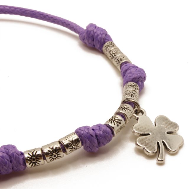 Pulsera de hilo morado con colgante de trébol