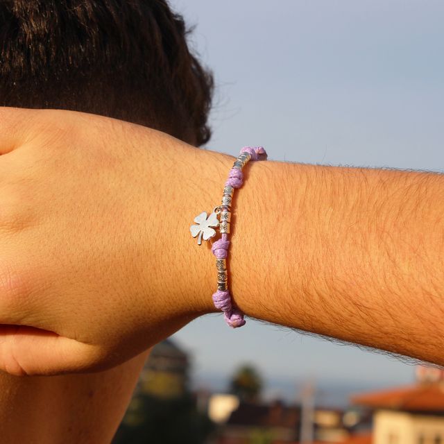 Pulsera de hilo morado con colgante de trébol