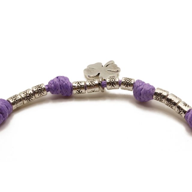 Pulsera de hilo morado con colgante de trébol