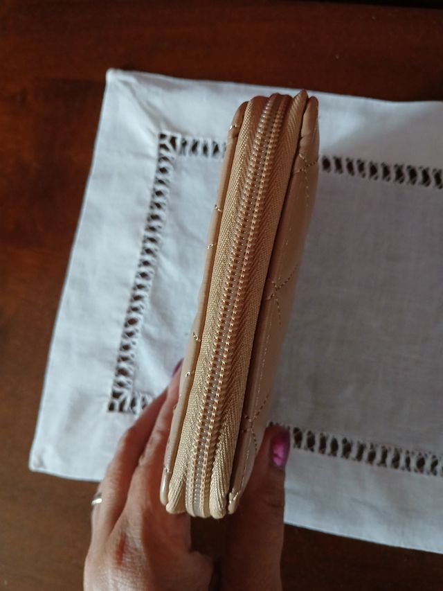 Portafoglio beige con zip