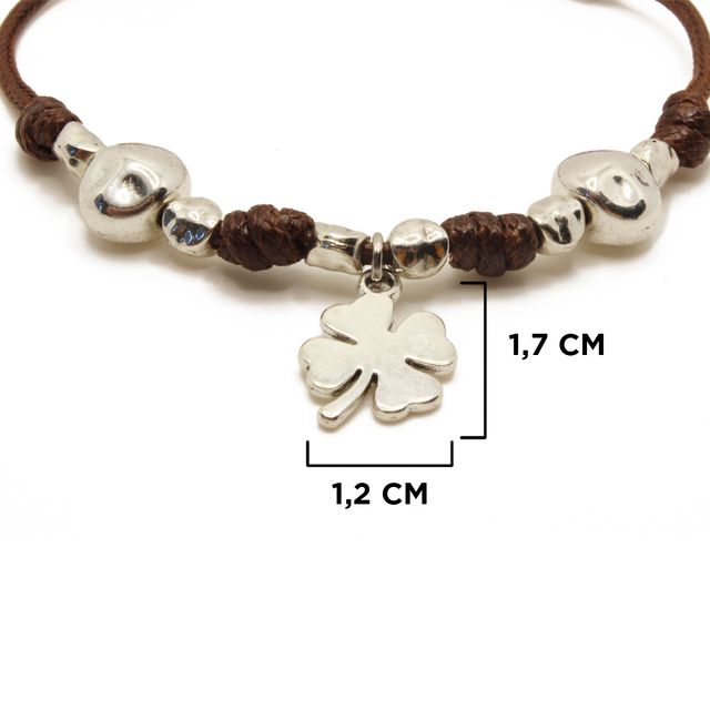 Pulsera de hilo marrón con colgante de trébol