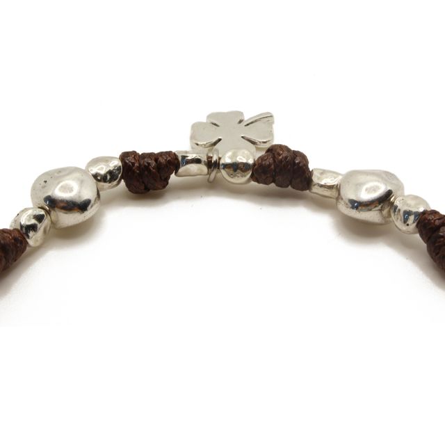 Pulsera de hilo marrón con colgante de trébol