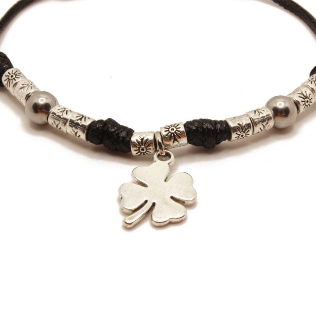 Pulsera de hilo negro con colgante de trébol