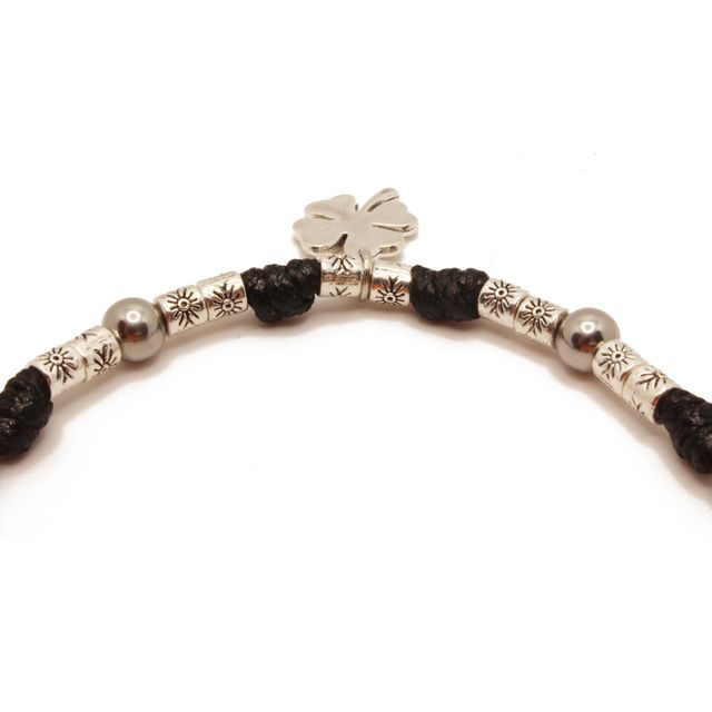 Pulsera de hilo negro con colgante de trébol