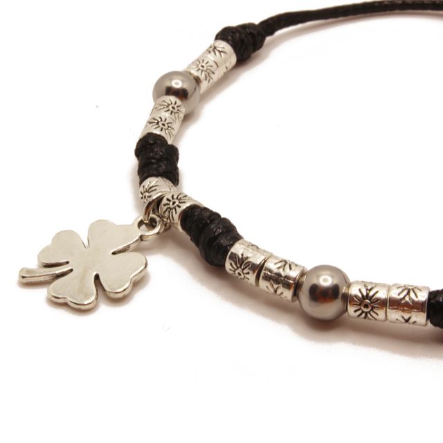 Pulsera de hilo negro con colgante de trébol