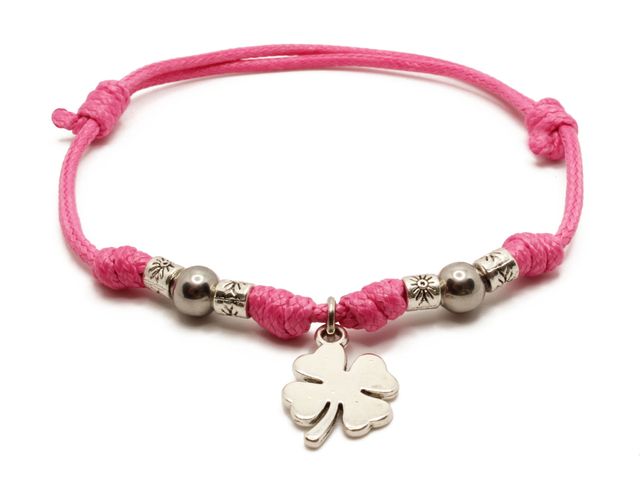 Pulsera de hilo rosa con colgante de trébol