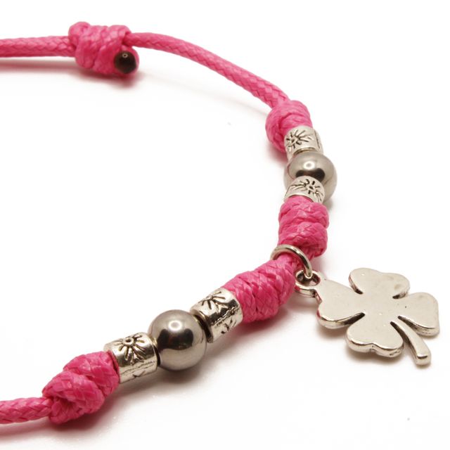 Pulsera de hilo rosa con colgante de trébol