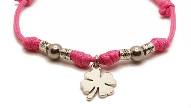 Pulsera de hilo rosa con colgante de trébol