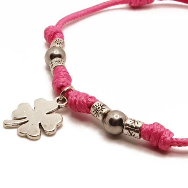 Pulsera de hilo rosa con colgante de trébol