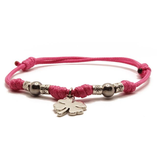 Pulsera de hilo rosa con colgante de trébol