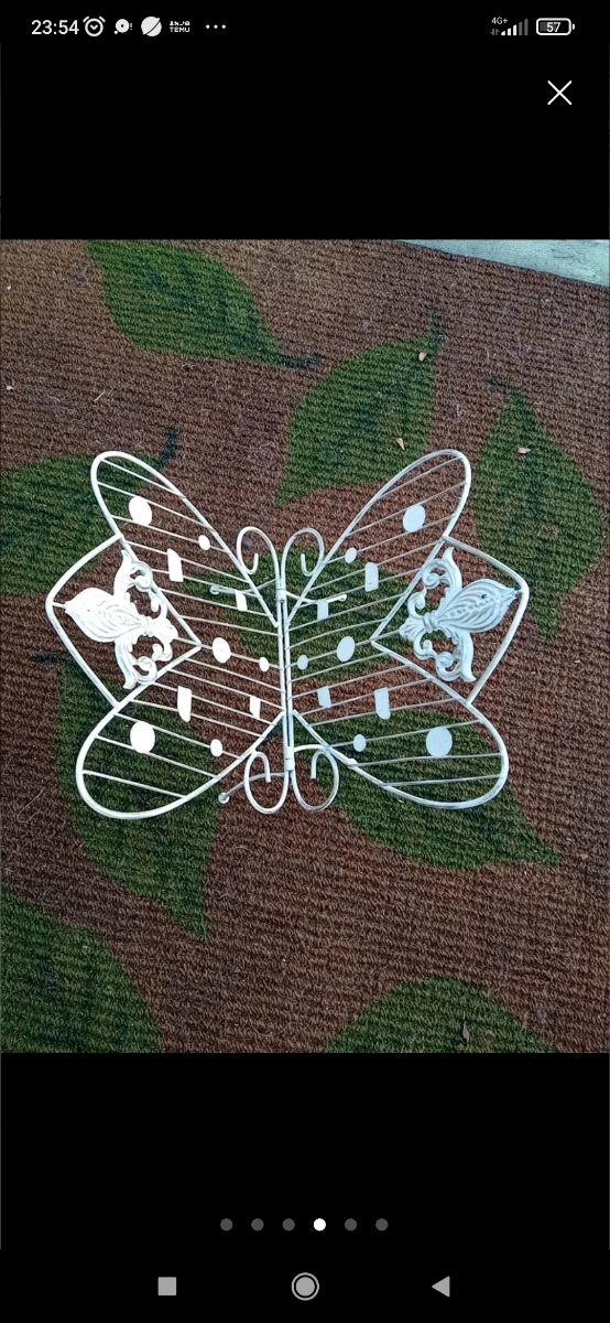 Portariviste in metallo a forma di farfalla. Beige