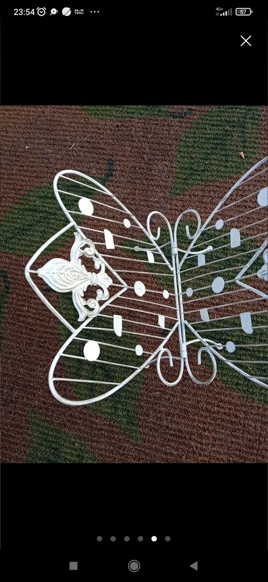 Portariviste in metallo a forma di farfalla. Beige