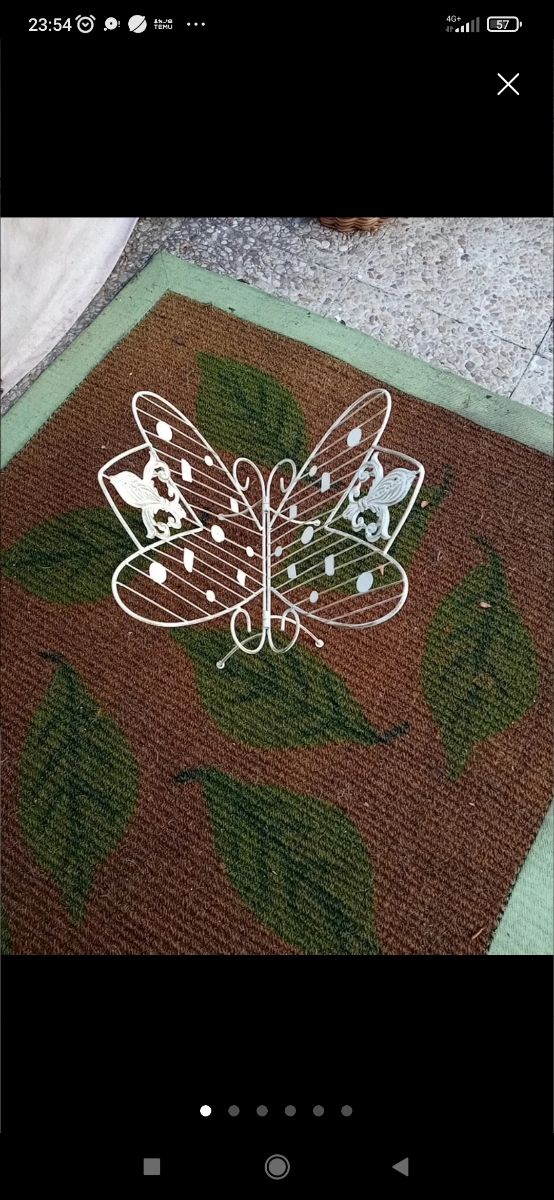 Portariviste in metallo a forma di farfalla. Beige