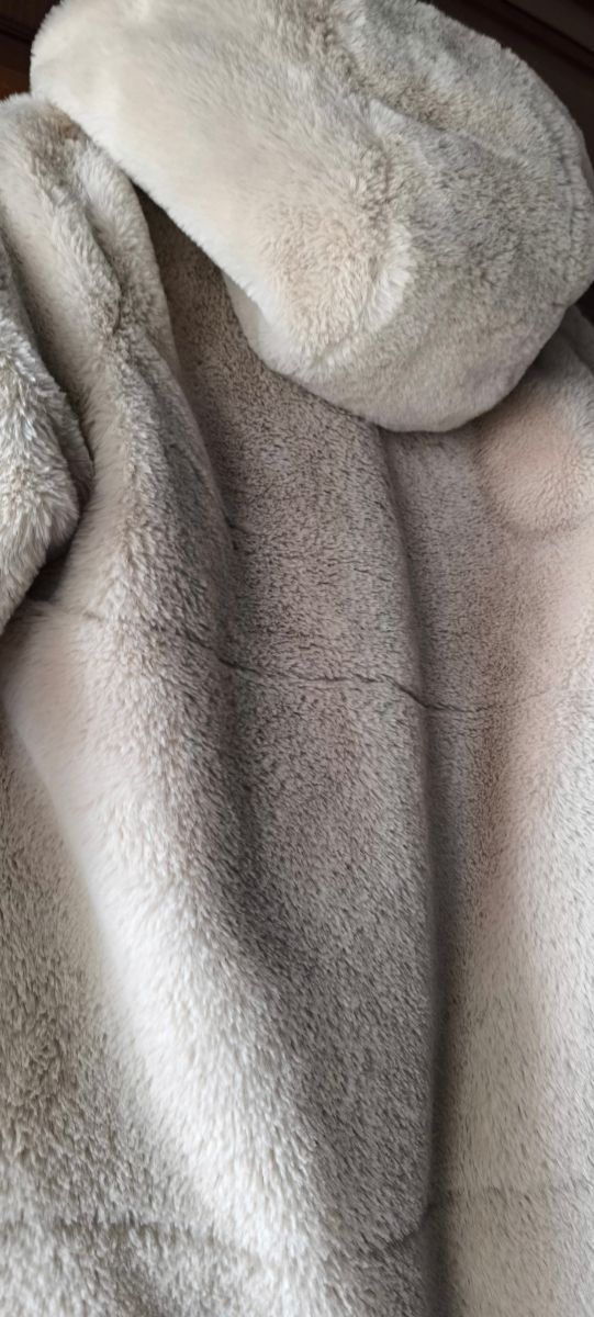 Abrigo niña pelo sintético beige