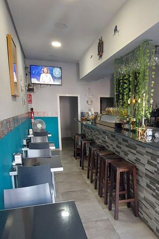 Banqueta de madera marrón