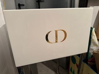 Mueble expositor blanco y plateado