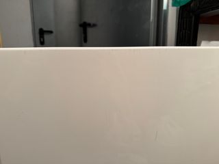 Mueble expositor blanco y plateado