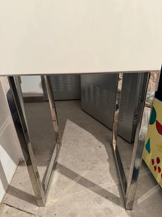 Mueble expositor blanco y plateado
