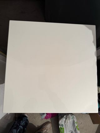 Mueble expositor blanco y plateado