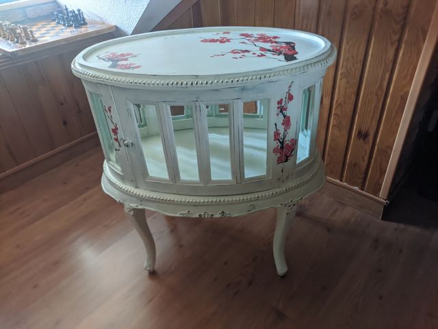 Mueble ovalado con vitrina