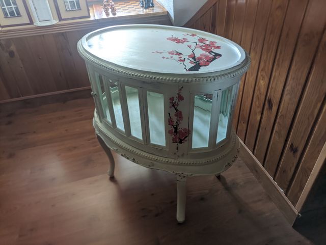 Mueble ovalado con vitrina