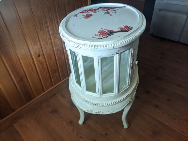 Mueble ovalado con vitrina