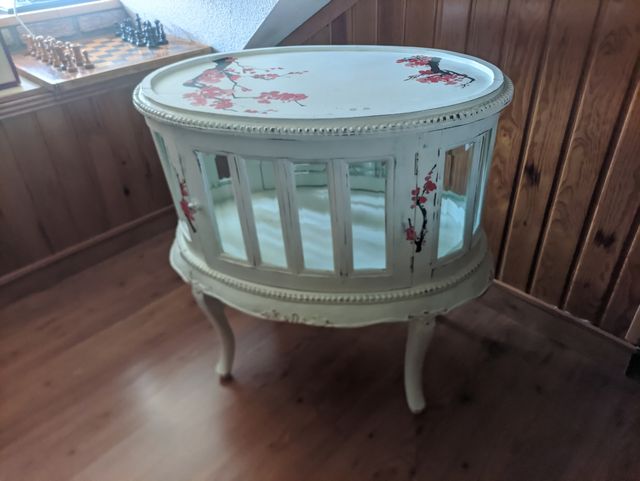 Mueble ovalado con vitrina