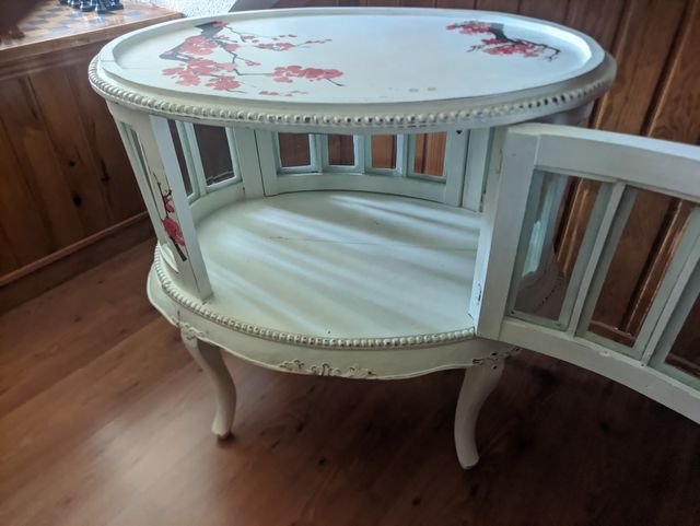 Mueble ovalado con vitrina