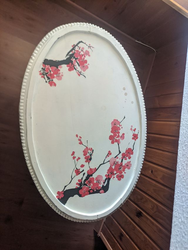 Mueble ovalado con vitrina